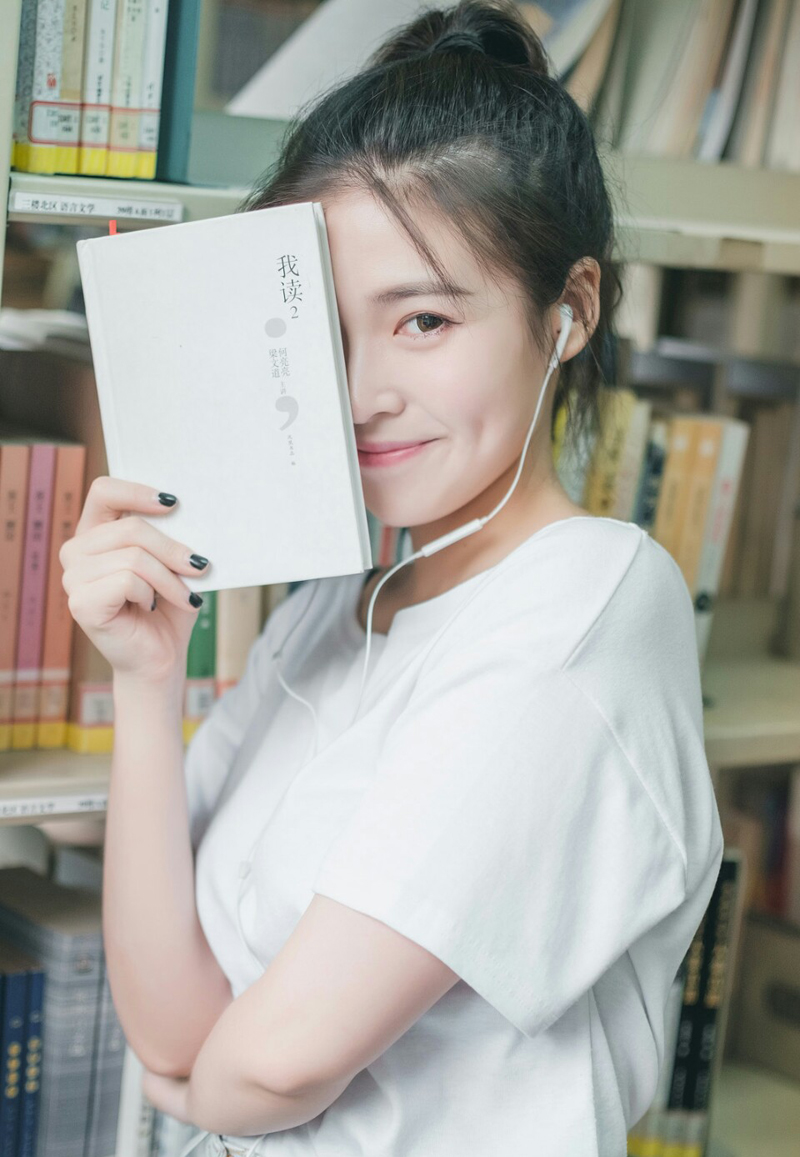这里上百名将领一降，基本上，这十万大军就落入庞统的掌控了，微微一笑，点头示意众人起身道：“诸位快快请起。”